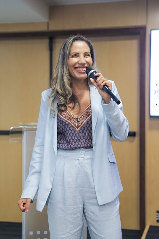 Patrícia Figueiredo falando ao microfone num evento