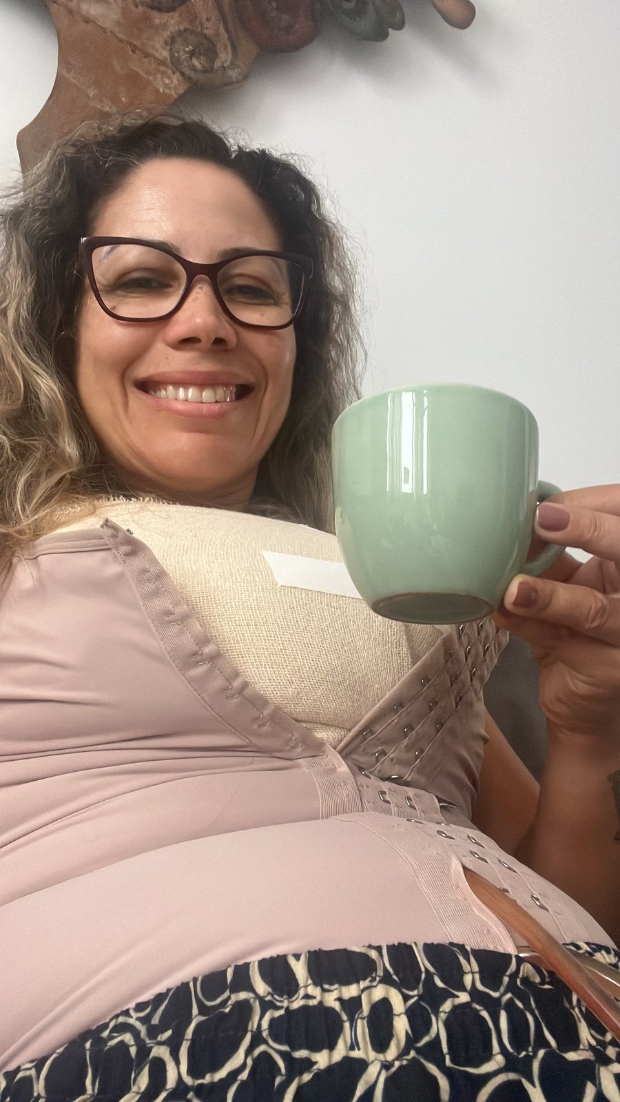 Patrícia no pós-operatório, tomando um chá