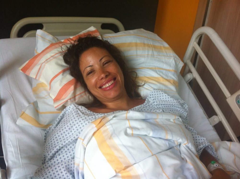 Patrícia internada, sorrindo na cama do hospital