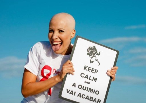 Patrícia segurando uma placa escrita keep calm, a quimio vai acabar