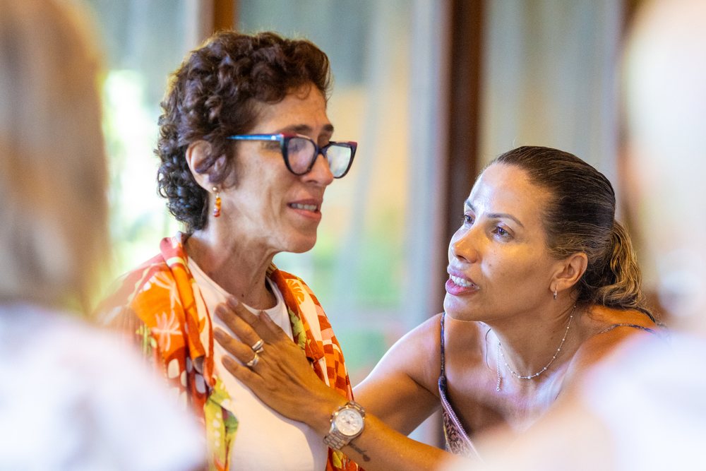 Patrícia acolhendo uma aluna num encontro presencial
